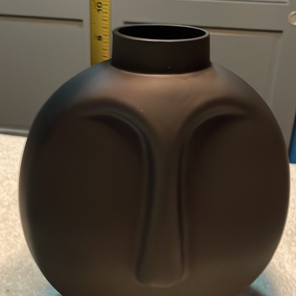 Two-faced matte black glass vase. NWT. Contemporary and unique. - Picture 6 of 9